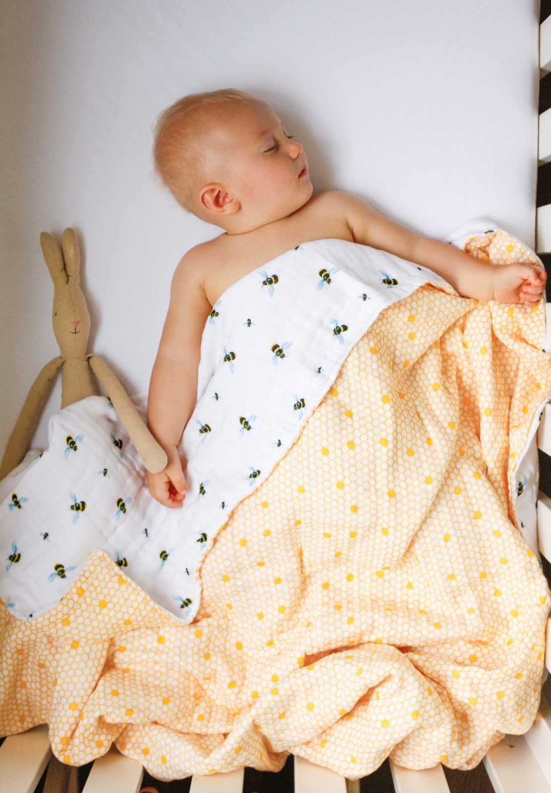 Organic Snug Blanket - Busy Bees