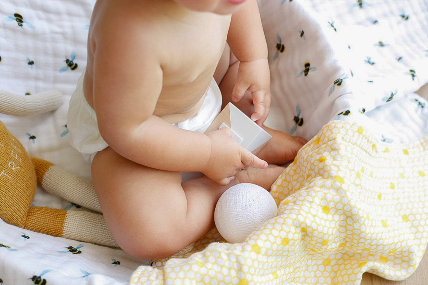 Organic Snug Blanket - Busy Bees