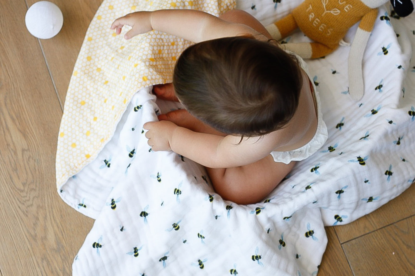 Organic Snug Blanket - Busy Bees