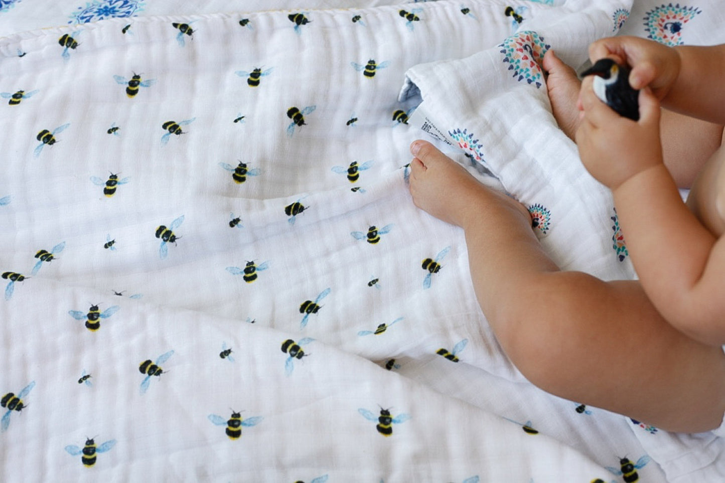 Organic Snug Blanket - Busy Bees